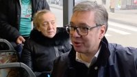 Вучич с демонстрация: Качи се на градския транспорт в Ниш ВИДЕО