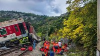 Два пътнически влака се сблъскаха в Словакия