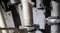 Вашите сигнали: Смрад и тарикатлък - човек сам ремонтирал водопровода във вход
