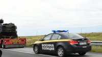 Френска военна техника преминава през страната 