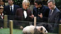 В Китай: Брижит Макрон посети гигантска панда, родена във Франция