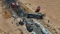 Два автобуса се удариха в пустинен район, 35 души загинаха