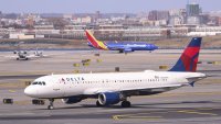 Излитащ самолет на Delta едва не се удари в кацащ пред него на AeroMéxico 