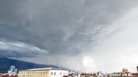 Жълт код за силни валежи, гръмотевични бури и опасност от градушки за 13 области