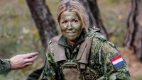 С военна униформа и боя на лицето: Нидерландската кралица участва в учения