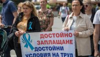 Протест под прозорците на МЗ: Здравни специалисти искат по-високи заплати