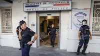 Арестуваха 17-годишен българин, ритал френски полицай в главата