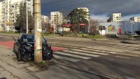 Уникално на празен булевард: Кола се заби в уличен стълб в София