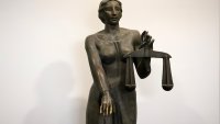 Повдигнаха обвинение на служителя на "Пътна полиция" -Хасково и застрахователката 