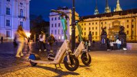 Заради рисковете и хаоса: Прага забрани електрическите тротинетки