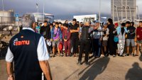 Полиция с гумени куршуми и палки извежда хиляди мигранти от плажовете в Сеута