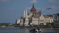 Купон в пресъхналото корито на Дунав в Будапеща (ВИДЕО)