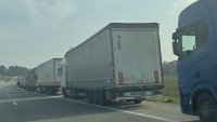 Интензивен е трафикът на камиони през 