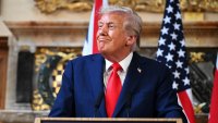 US знамената за посещението на Тръмп във Великобритания не били достатъчно MAGA червени