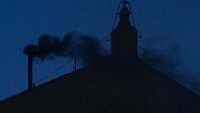 Ден втори, избор на папа няма: Отново черен дим над Сикстинската капела
