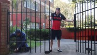 Мъж нахлу с колата си в руското посолство в Сидни СНИМКИ