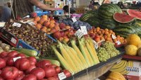 Основните храни поскъпват, плодове и зеленчуци поевтиняват