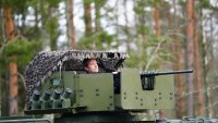 Финландия се готви "за най-лошото", докато Русия струпва войски по границите й