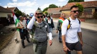 Унгарският опозиционен лидер, който тръгна пеша към Румъния, пристигна