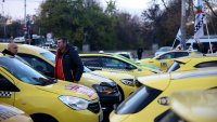 Таксиджиите в София готови за протест заради бус лентите и тарифите