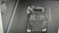 Заснет: Младеж се вози по безумен начин на прозореца
