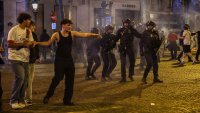Сблъсъци след финала: 7 ранени полицаи, 400 арестувани фенове ВИДЕО