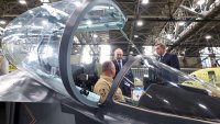 Путин разгледа модернизиран самолет Як-130М в Иркутск