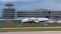 След инцидента с пътник, засмукан през прозореца: Ryanair похвали целия си екип