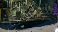 Хвърлиха камък по автобус на градския, издирват бандита