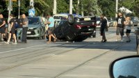 Кола се обърна по таван на булевард в София