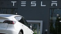 Tesla обмисля да преработи дръжките на вратите си след съобщения за заклещени пътници
