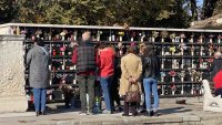 В кадър: Хиляди посетиха Централните софийски гробища за Черешова задушница