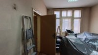 Екипът на БОК сам боядисва помещенията си (СНИМКИ)