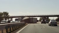 Тир скъса мантинелата на &bdquo;Тракия&ldquo;, движението към София е затруднено