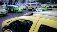 Такситата настояват да се движат в бус лентата