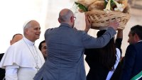 Папата даде първа помощ на припаднал на площад &ldquo;Свети Петър&ldquo;