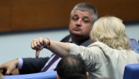 Митов и Петкова си спестиха ходене в парламента, пак напрежение