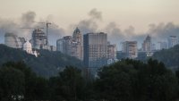 Сграда, в която Зеленски има апартамент, е пострадала при руските удари над Киев 
