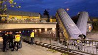 Товарен влак падна от мост в Германия