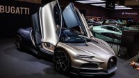 Болезнена катастрофа: Малко VW Polo размаза задницата на Bugatti за милиони ВИДЕО