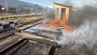 Голям пожар на гара Горно Сахране, спрени са влаковете София &ndash; Бургас