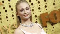 По син бански: Софи Търнър се хвали с плочки