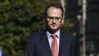 Българският разследващ журналист Христо Грозев с наградата "Журналист на годината" в Берлин