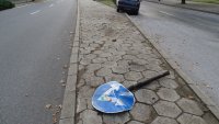 Нелеп инцидент: Автобус удари пътен знак, той падна върху бебешка количка