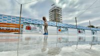 Радост за малки и големи: Ледената пързалка в София приема първите си посетители