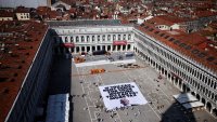 Защо протестиращите се заклеха, че ще превърнат сватбата на Безос в кошмар?