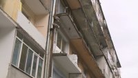 Летят трупове от блока на ужасите в Свищов: Изкъртили терасите, но спрели санирането