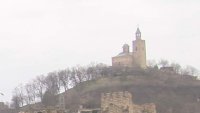 Скала се откъсна от крепостта Царевец, удари такси