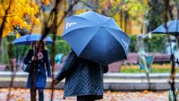 Времето утре: Валежите спират, но за малко, градусите до 19