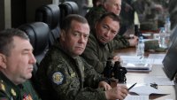 Как Дмитрий Медведев използва войната срещу Украйна, за да увеличи богаството и... дачите си